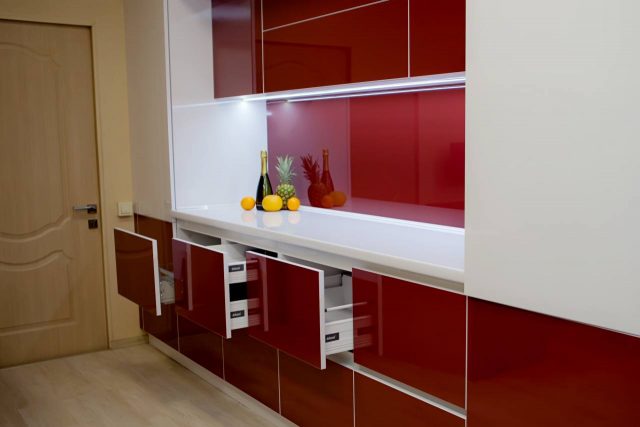 Прямая кухня пластик и стекло лакобель