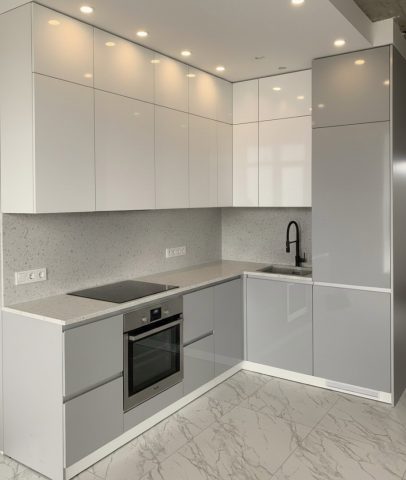 Кухня L-подібної форми до стелі