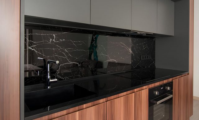 Какие существуют виды кухонных фартуков