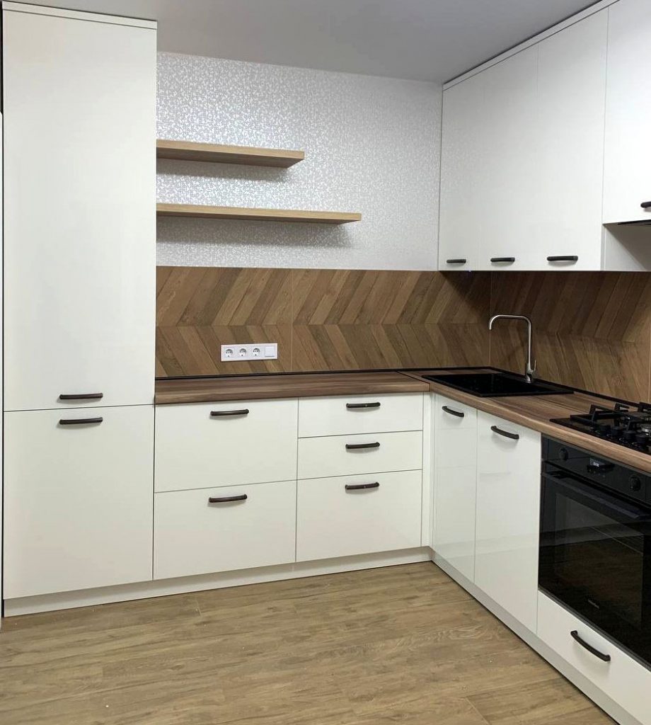 Сучасна кутова кухня з дерев’яним фартухом та вбудованою технікою – Кейс 84