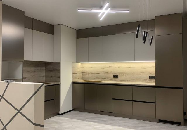 Контрастна кутова кухня: матові фасади та вбудоване підсвічування
