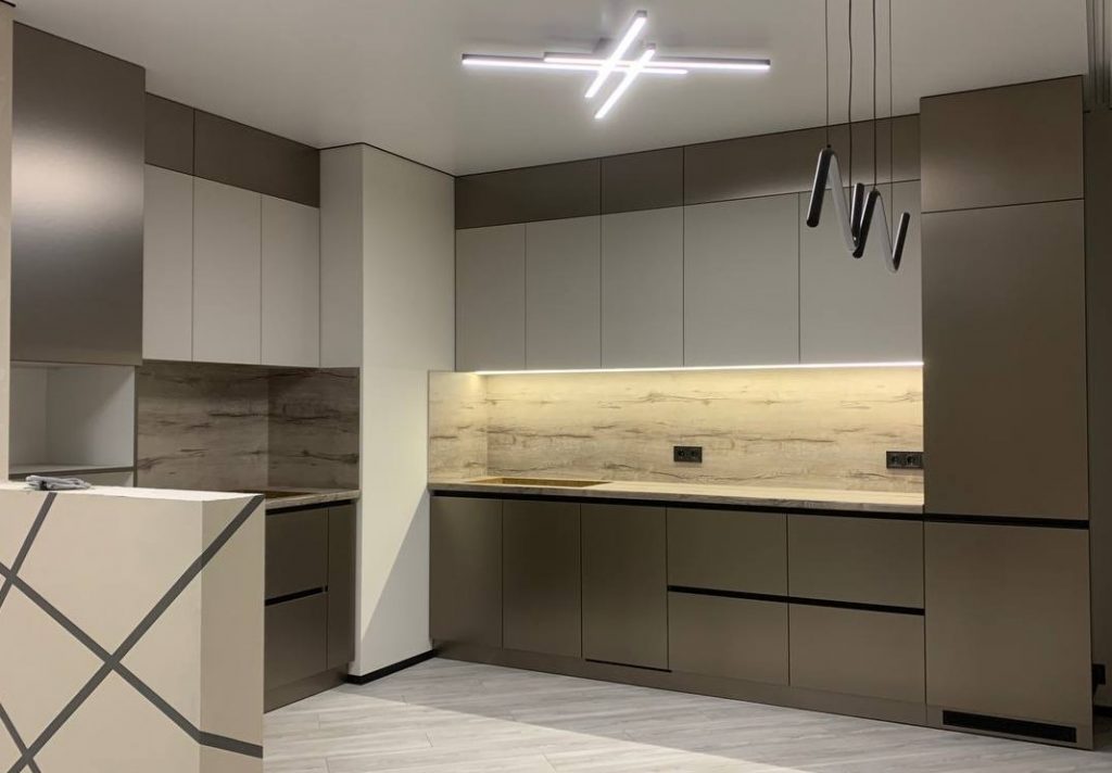 Контрастная угловая кухня: матовые фасады и встроенная подсветка — Кейс 85