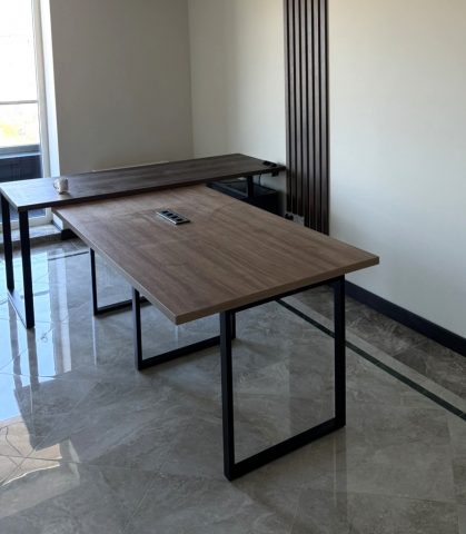 Робочі столи з дерев'яними стільницями в офісі