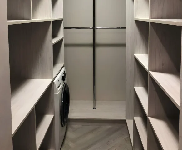 Современная гардеробная с продуманной системой хранения